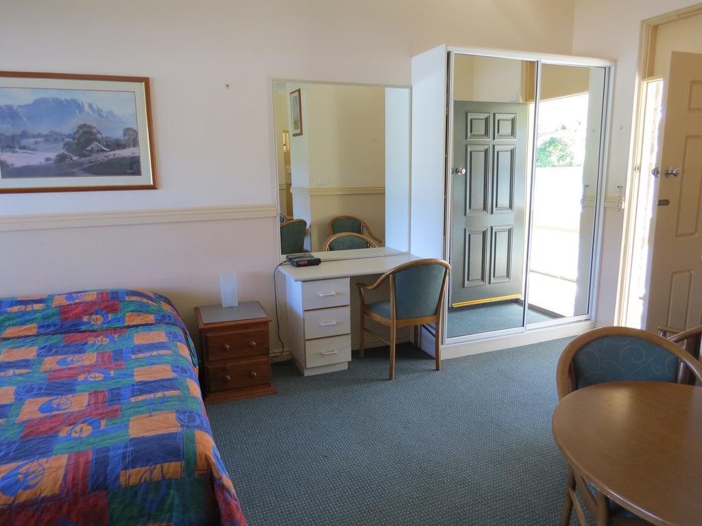 Golfview Lodge Bowral Room photo